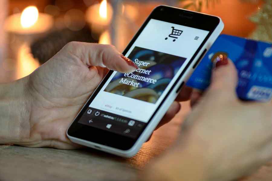 Bild von einem Handy wo eine generelle E-Commerce Webseite offen ist.